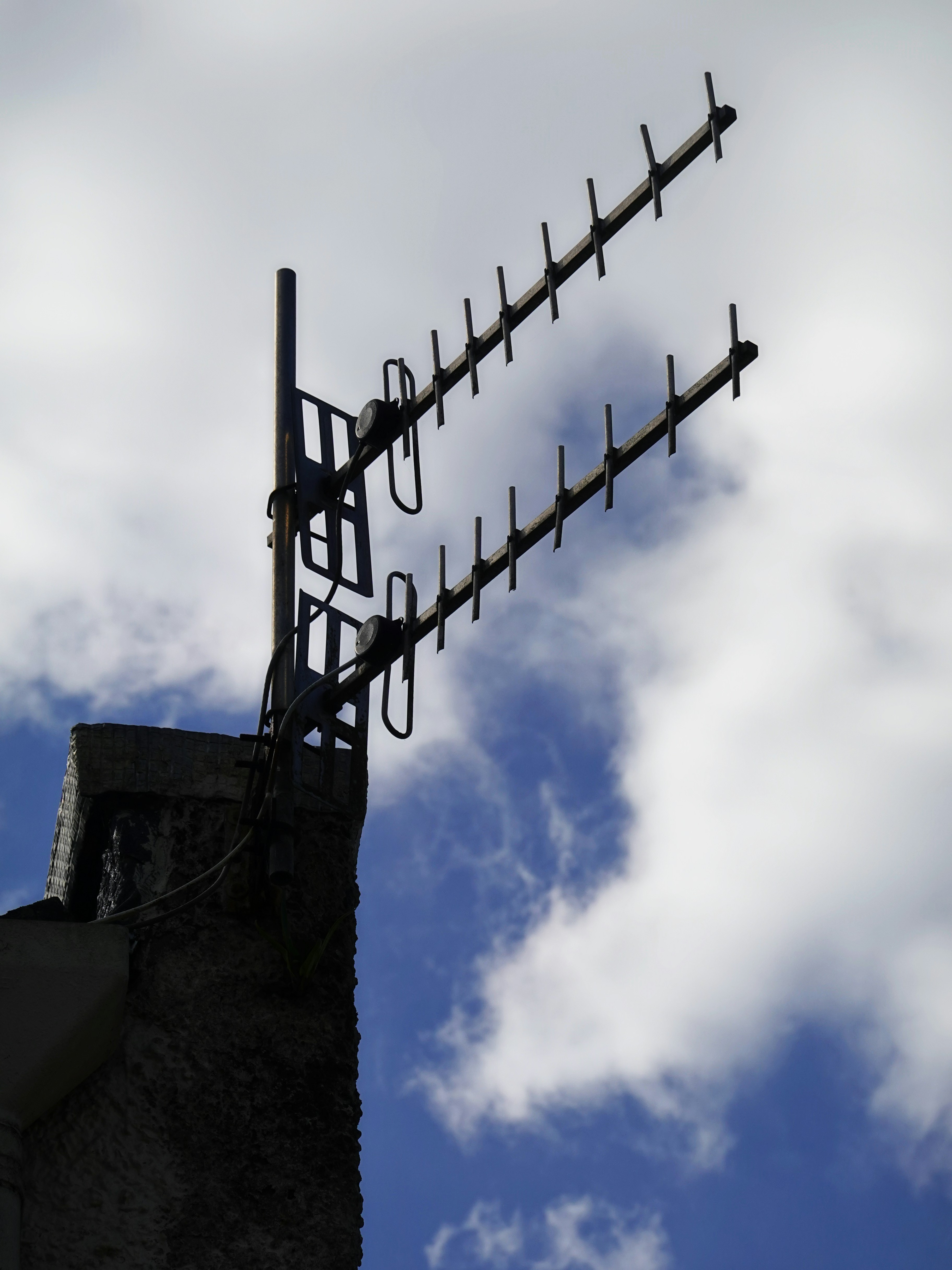 What Is Antenna Gain? dBi vs dBd, Beamwidth and Radiation Patterns Explained